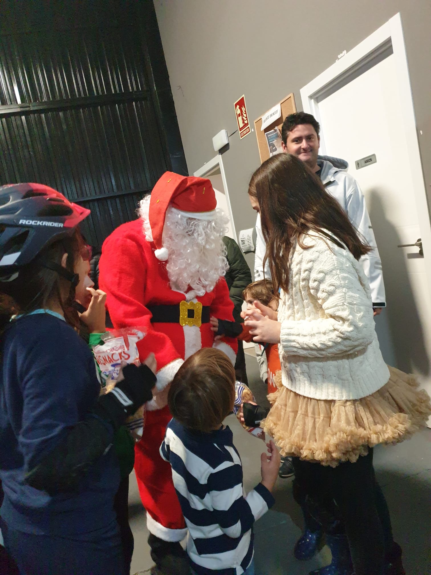 La fiesta de Navidad de Galicia Rollers terminó con la visita sorpresa de Papá Noel